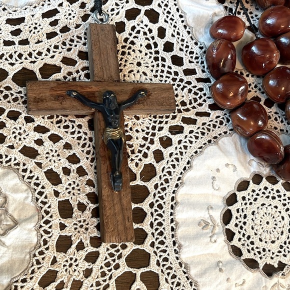 X-Large Kukui Seed Catholic Crucifix Rosary - Picture 2 of 4